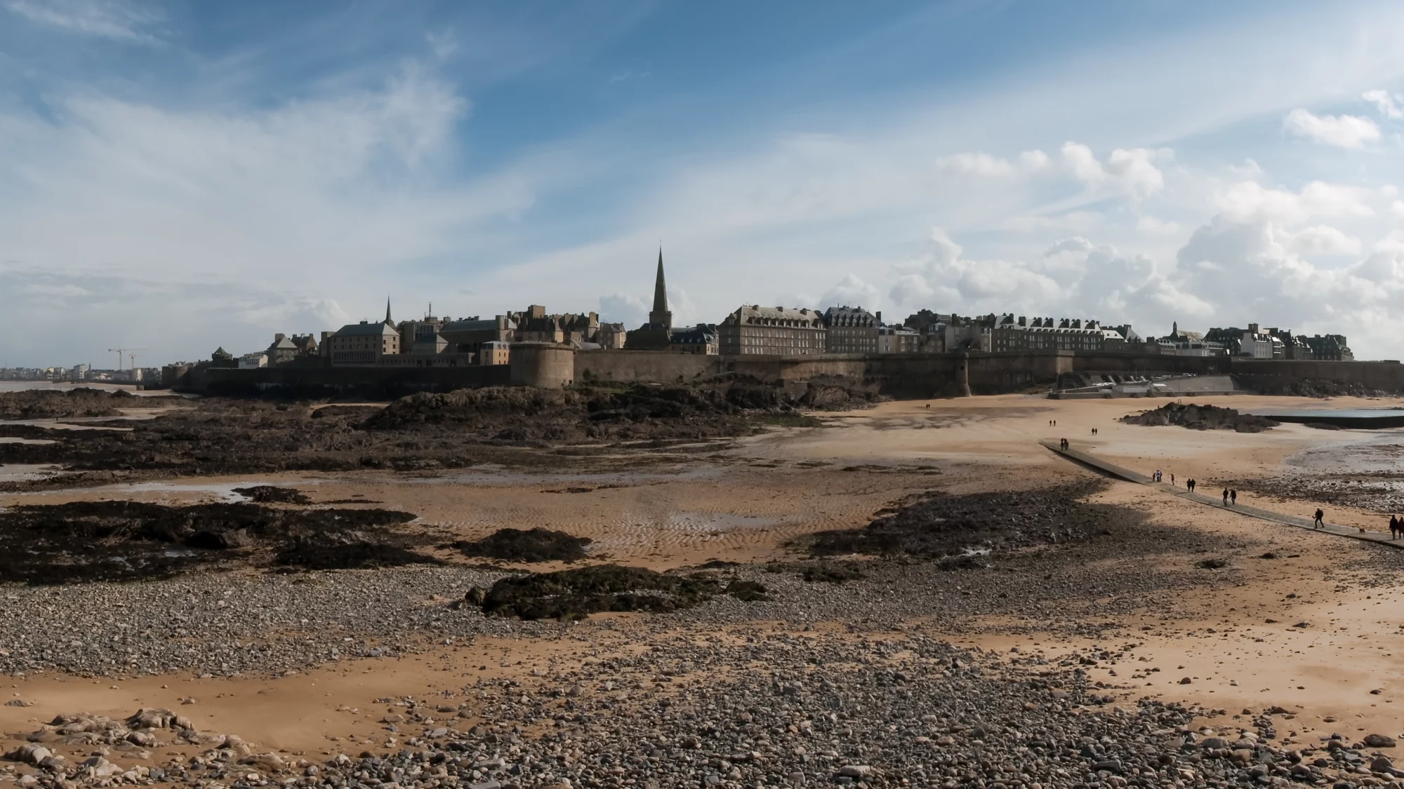 Accompagnement des entreprises Remparts et ville de Saint-Malo vus depuis le Grand Bé