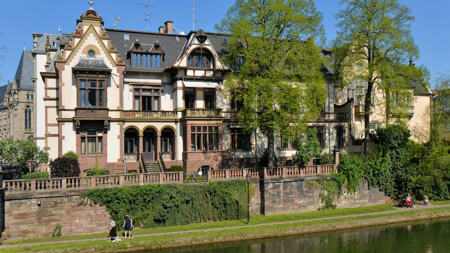 Canal du Faux-Rempart et façades de la Neustadt à Strasbourg