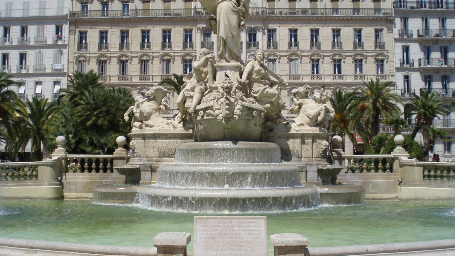 Fontaine et façades de la place de la Liberté à Toulon