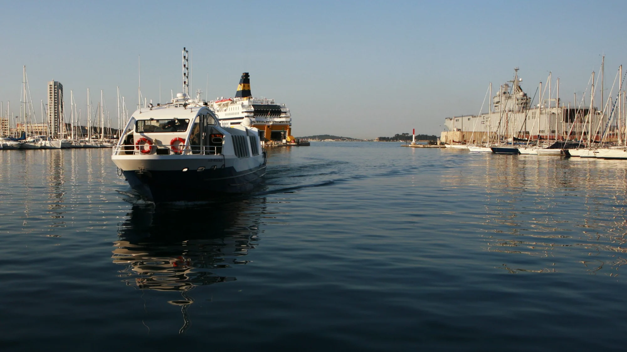 Le port de Toulon et les façades du quai