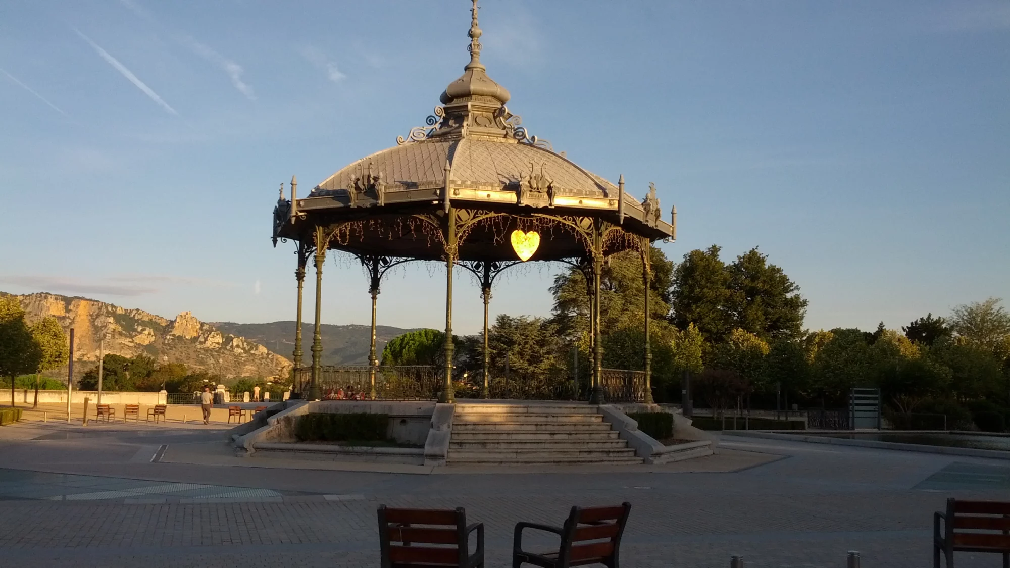 Le kiosque Peynet sur le Champ de Mars à Valence