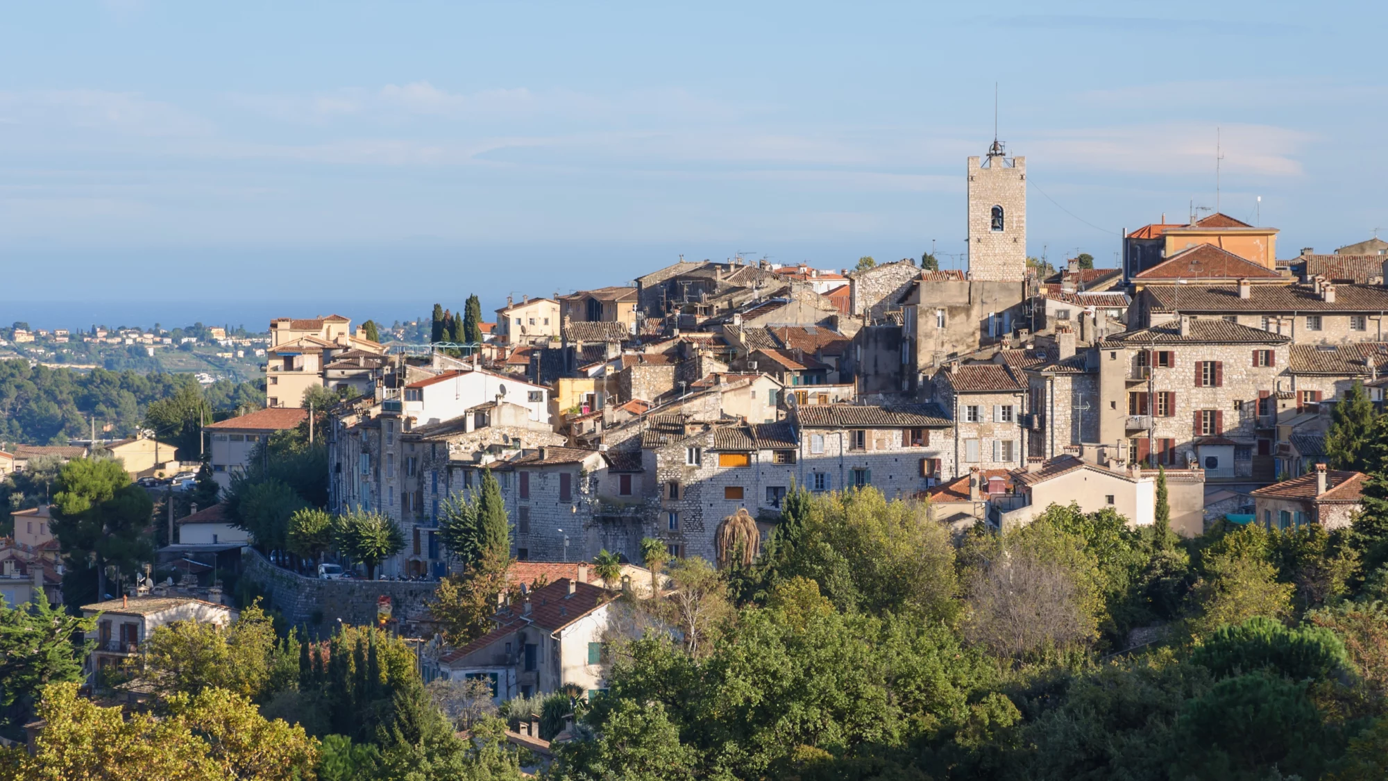 Vue générale de Vence et de la Méditerranée à l’horizon