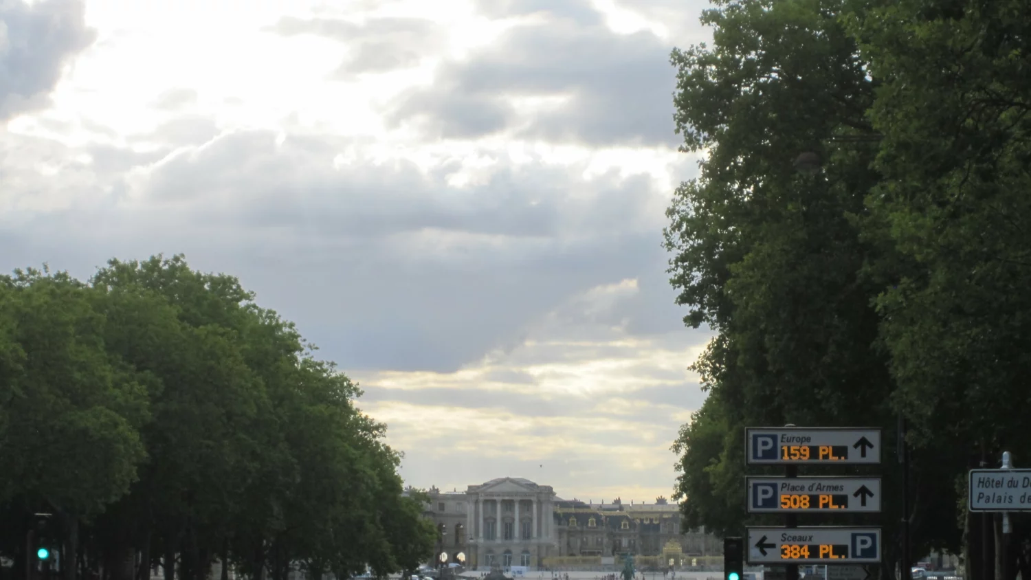 Vue sur le château de Versailles au coucher du soleil